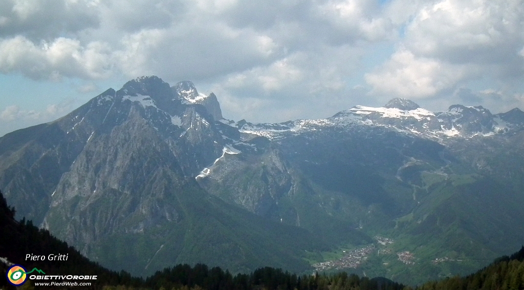 39 Panorama verso Colere, la Presolana, il Ferrante,....JPG